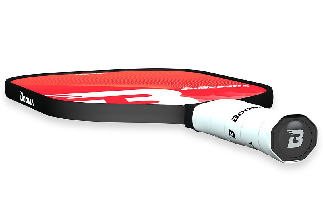 Vue horizontale d'une raquette de pickleball BOOMA Lightspeed Composite Series rouge sur fond blanc.
